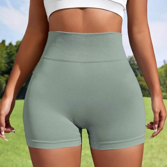 Women’s Seamless Butt Lifting Scrunch Butt Workout Shorts Size Large Mint Green - Picture 2 of 5